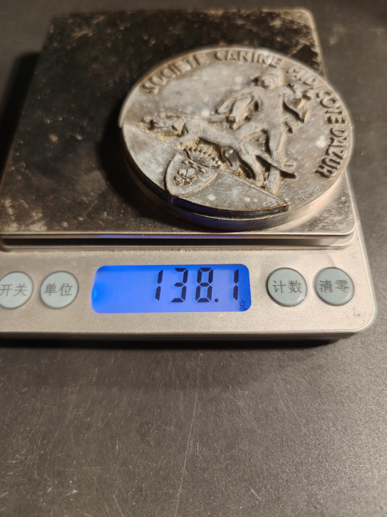 老王徽章第167期 法国蔚蓝海岸犬类协会纪念章     直径68mm.    重量138.1g