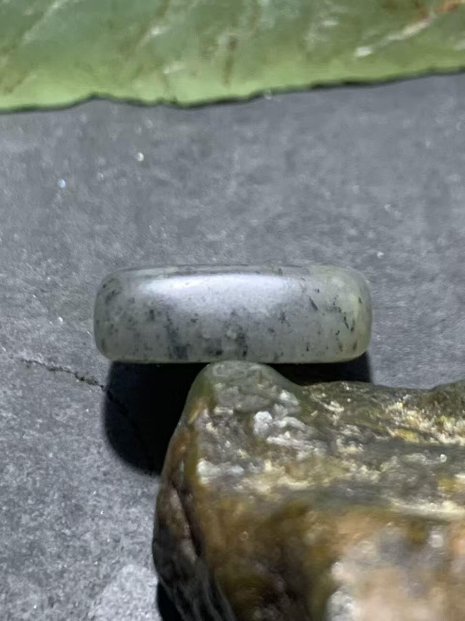 精美和田玉青花小独籽原石一颗，