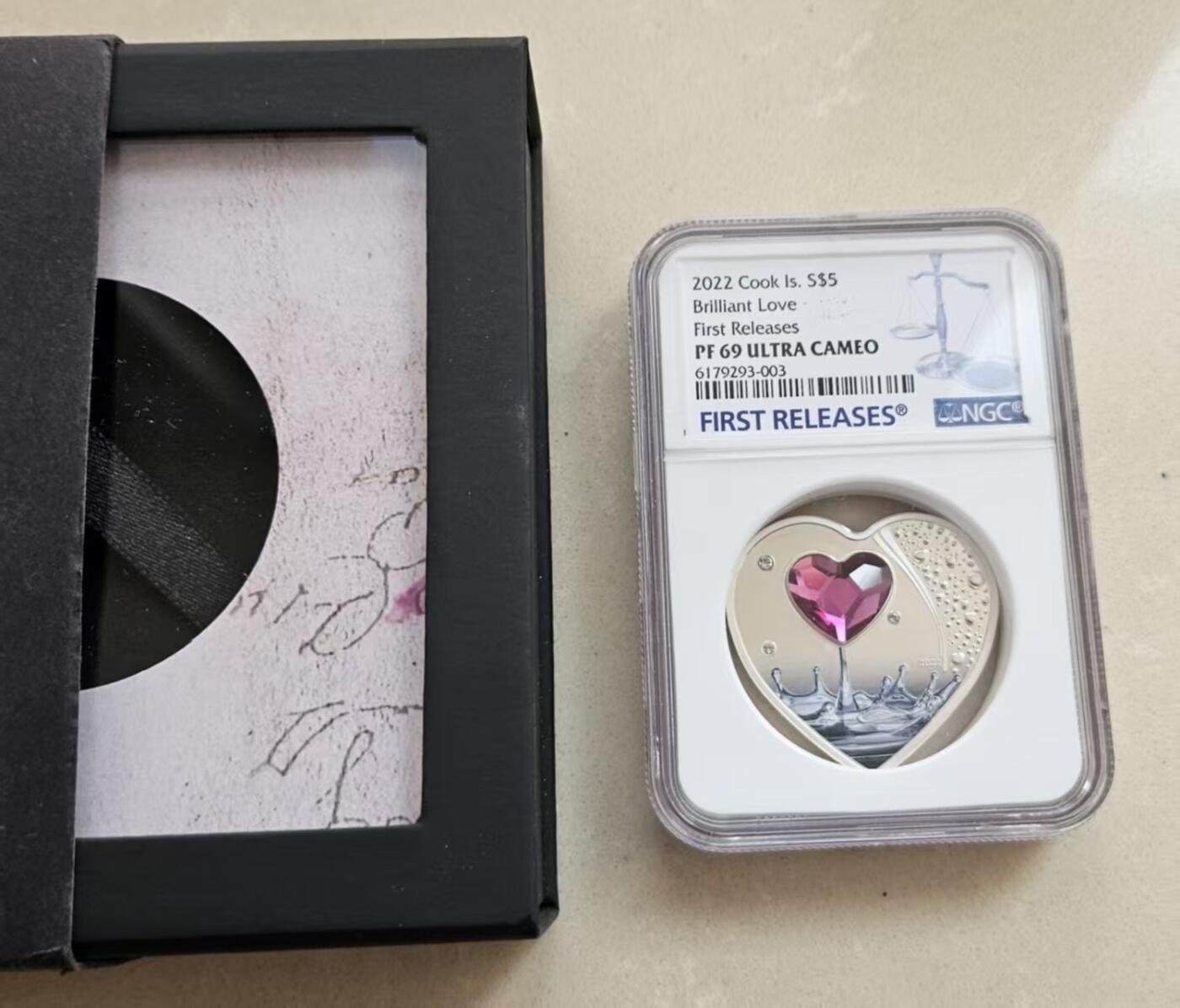 ❤️【币观天下】❤️ 第333期钱币拍卖- 2025.12.5周五晚上6点半场-长期征集拍品 NGC库克2022年爱心施华洛世奇水晶镶嵌心形银币评级币带证书包装