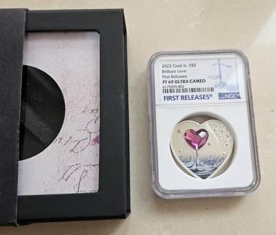 ❤️【币观天下】❤️ 第333期钱币拍卖- 2025.12.5周五晚上6点半场-长期征集拍品 - NGC库克2022年爱心施华洛世奇水晶镶嵌心形银币评级币带证书包装