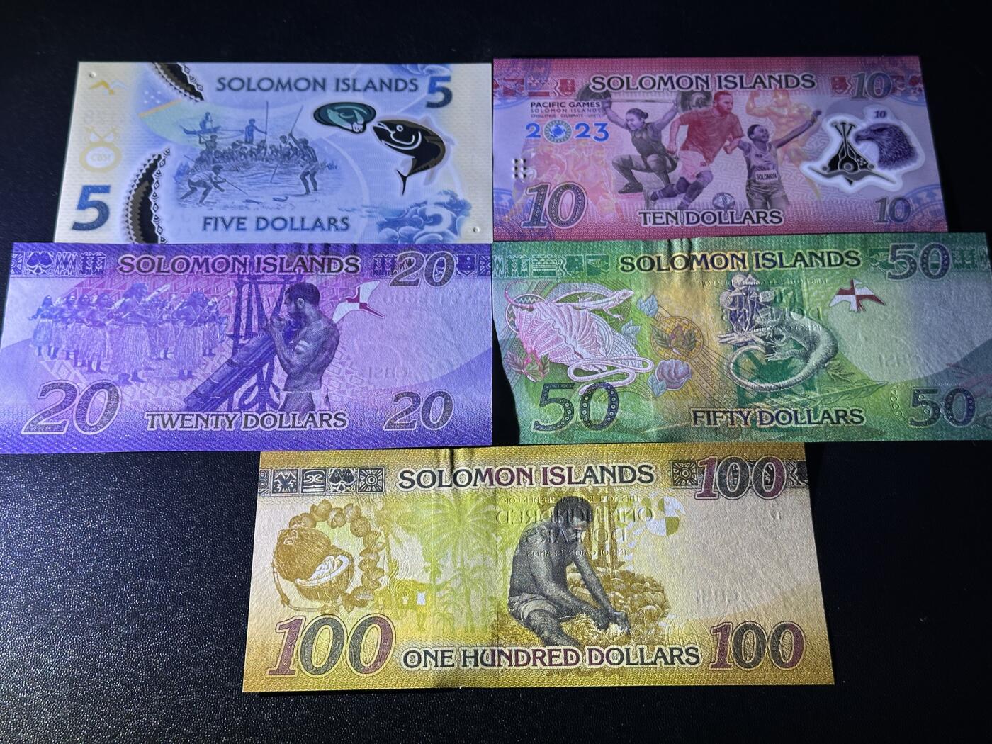 《外钞收藏家》第五百九十期（欧洲强钞、港币、硬通货及丰富裸币大拍场）（本平台长期征集拍品、欢迎藏友们联系合作） 所罗门群岛5-100 五张一起 全新UNC 全部是靓号尾8