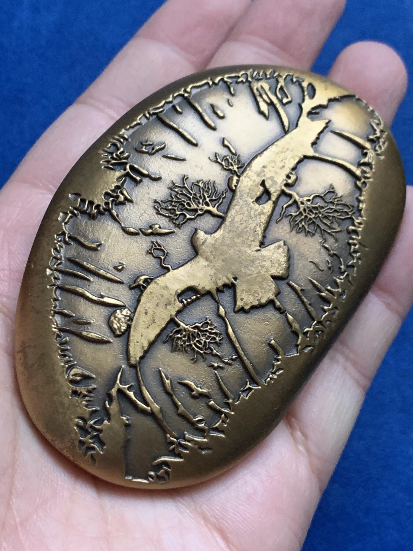 《竞宝斋》第444场 周日，周一，2场连拍 （全场包邮） 寂静的春天铜章，采用新颖独特的鹅卵石形状 ，手感充实圆润 。8.5cm×5.5cm，总重约365.3克，盒证齐全。