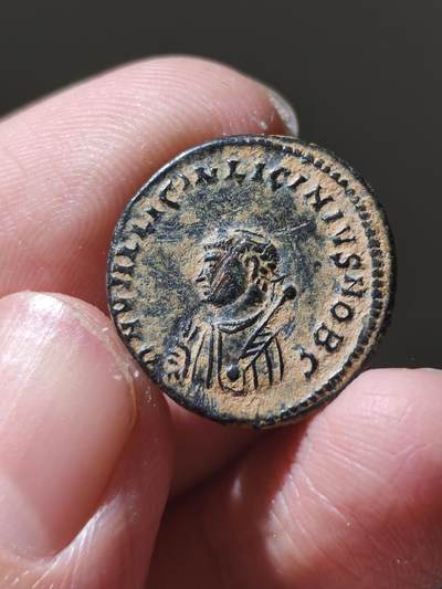 星盘世界钱币十二月六日古典币专场 - 罗马帝国 公元317-320年 李锡尼二世 富利铜币 正面是李锡尼二世身穿执政官服，李希尼二世这个东西不常见，大部分全是君二的