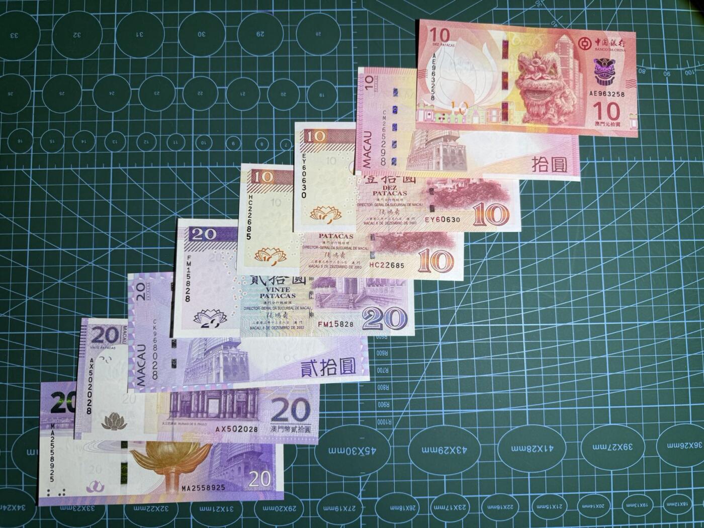 【炜奕收藏】，第五十二期 澳门10元&20元共8张，UNC-/UNC品相，部分边缘轻微潮斑，号码均无47