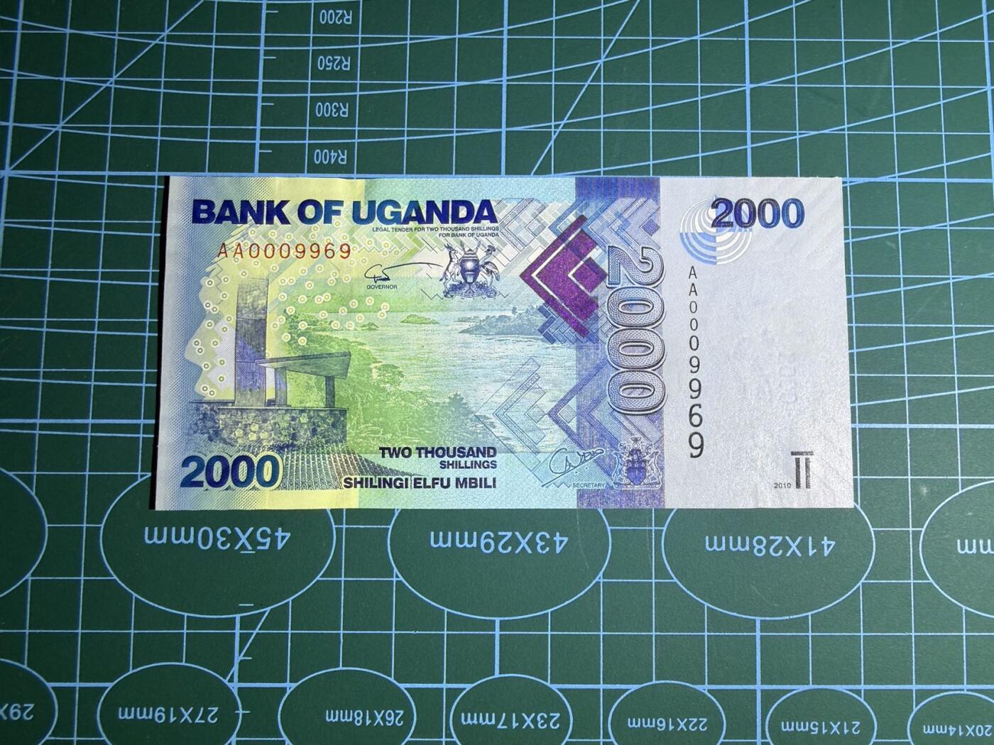 【炜奕收藏】，第五十二期 2010年乌干达2000先令，UNC品相，AA冠千位倒置号