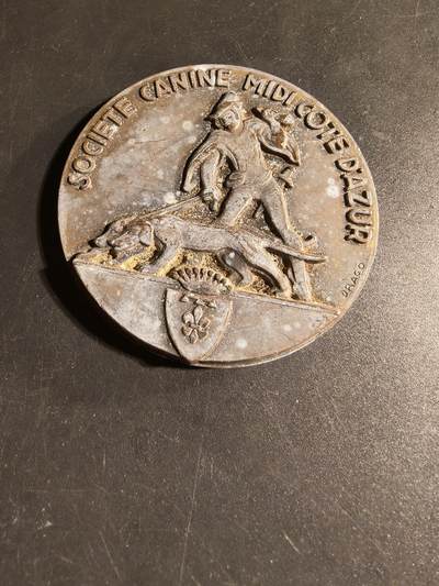 老王徽章第167期 - 法国蔚蓝海岸犬类协会纪念章     直径68mm.    重量138.1g