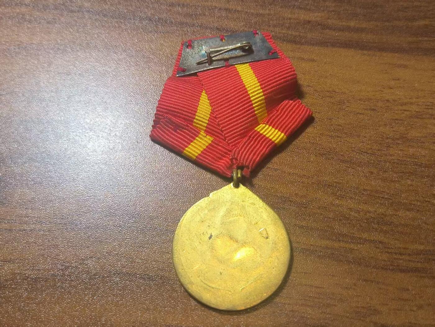 罗岚⭐新藏⭐特惠专拍第一场-分享拍场赚佣 越南民主共和国 抗美援越（团结战胜美帝）奖章 原挂，发给参加援越战斗的中方人员