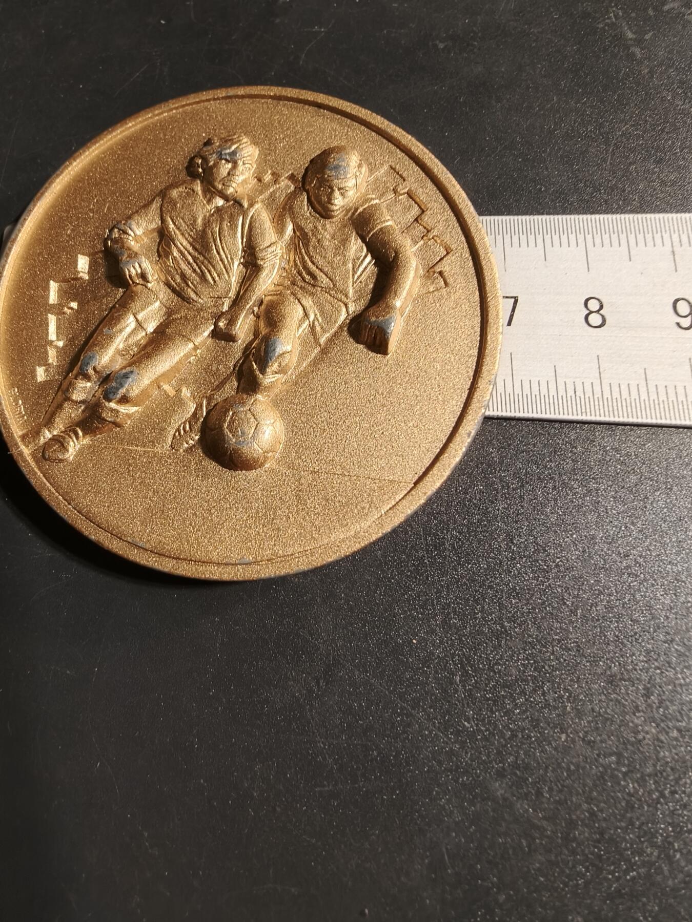 老王徽章第167期 法国足球运动纪念章     直径68mm.   重量127.7g