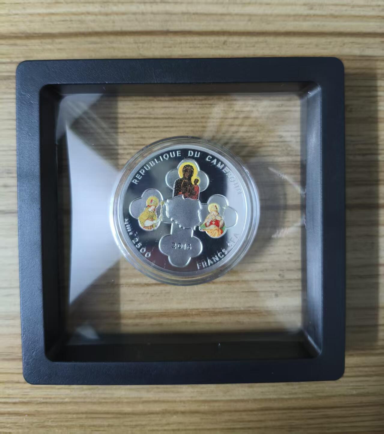 ❤️【币观天下】❤️ 第333期钱币拍卖- 2025.12.5周五晚上6点半场-长期征集拍品 【龙头币】喀麦隆2016年，基督教世界青年节系列(1)-世界青年日(波兰克拉科夫)，彩色精制纪念银币. 盒证全. 极其少见的“十字剑🗡️”图案. 稀有少见漂亮银币. 国外售价165美元.