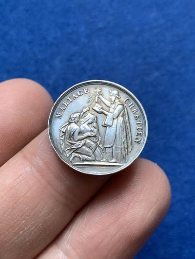 《竞宝斋》第444场 周日，周一，2场连拍 （全场包邮） - 法国婚姻纪念银章 背面未刻字 手指铭银标 20mm 3.45g