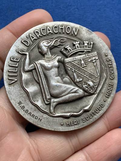 《竞宝斋》第444场 周日，周一，2场连拍 （全场包邮） - 法国阿卡雄（比斯开湾地区）城市纪念银章 112.9克 58.6mm 带盒 1968 丰饶角1银标