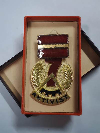 韵星假日拍卖第三十一期 -- Rimey Holidays Auction 31 - 民主德国七年计划劳动模范奖章 带原盒