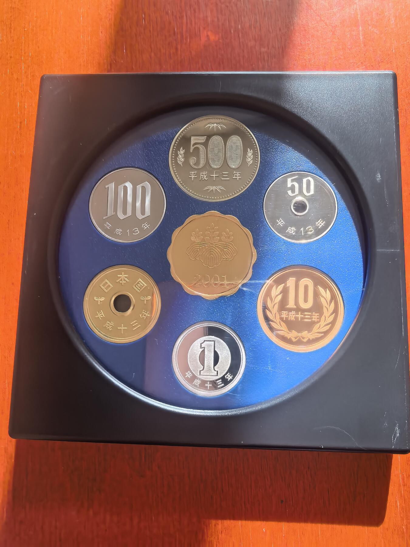 长老汇蛇年精选第七十八场拍卖 2001日本老钱币系列之三6枚精制币套装小方盒，含银质梅花形银章1枚，单面镀金（2）