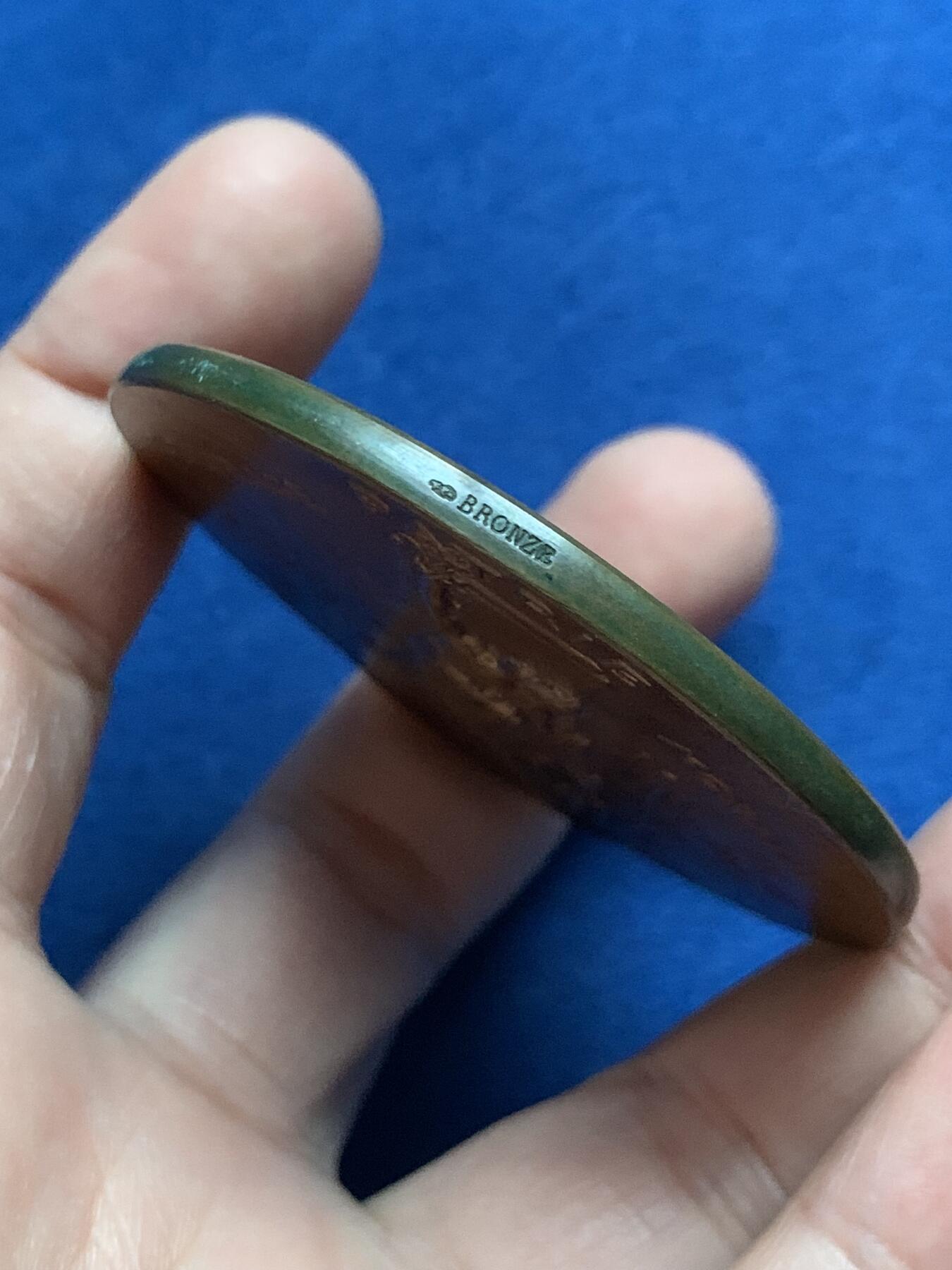 《竞宝斋》第444场 周日，周一，2场连拍 （全场包邮） 法国1890年体操协会联盟 贝桑松分会纪念铜章 82.7克 58.2mm 丰饶角铜标 带原盒 字迹对应