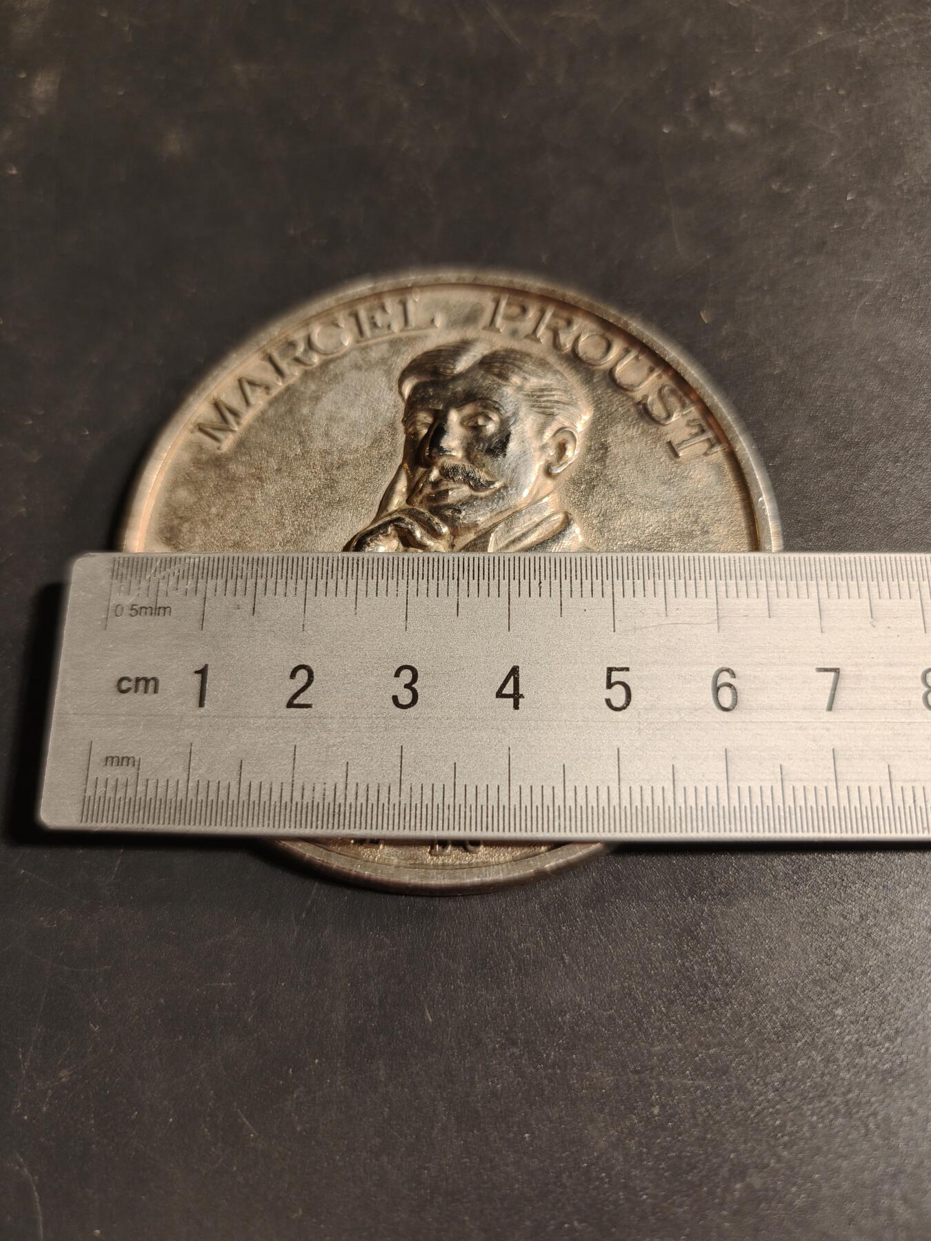 老王徽章第167期 法国作家马塞尔·普鲁斯特纪念章     直径68mm.    重量61.2g