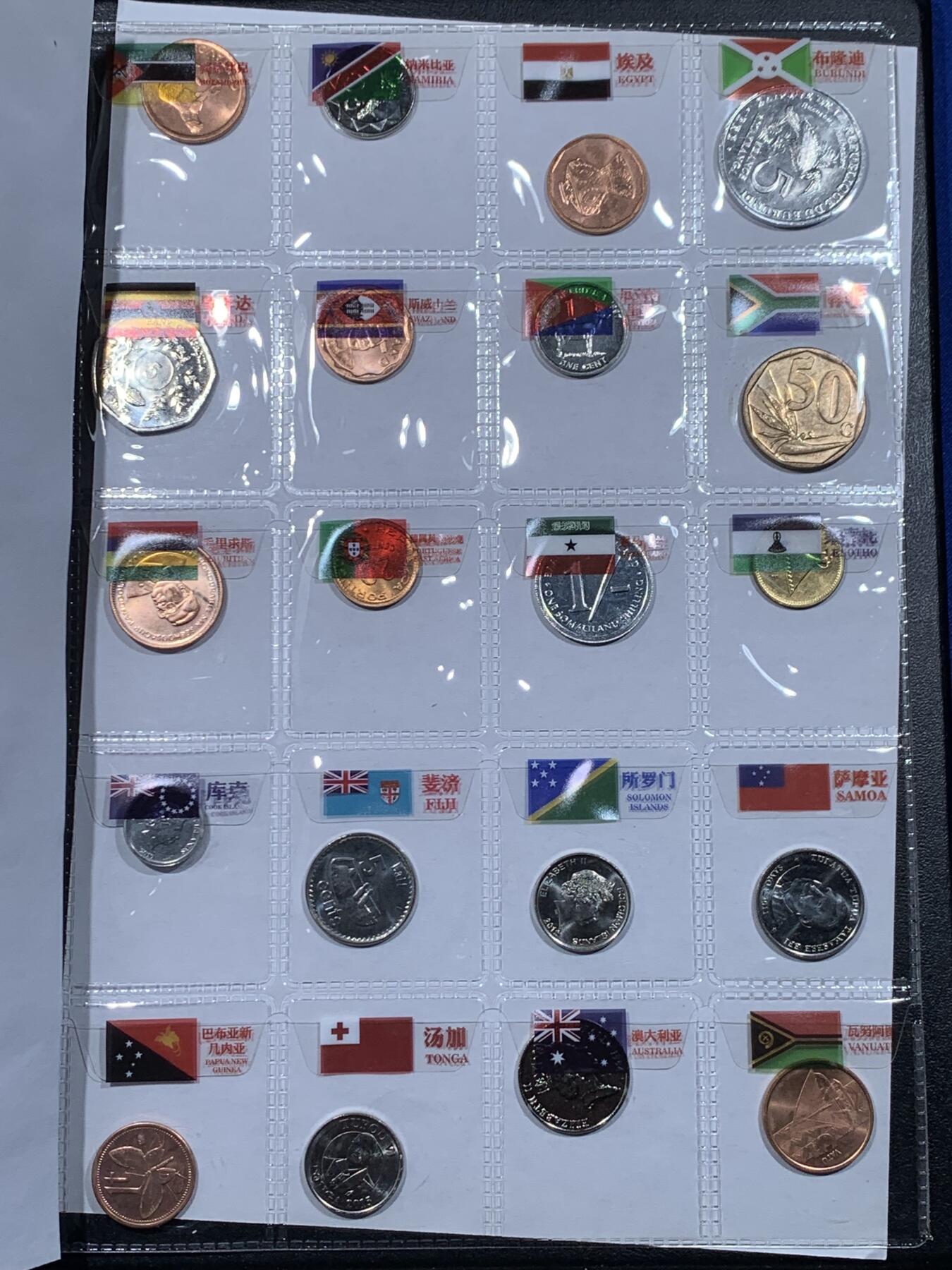 《竞宝斋》第444场 周日，周一，2场连拍 （全场包邮） 世界120国硬币大全套珍藏册 甄选世界120个国家120枚硬币集装成册，自带国旗标签和可自由装取的硬币格与透明内页，细节见图。