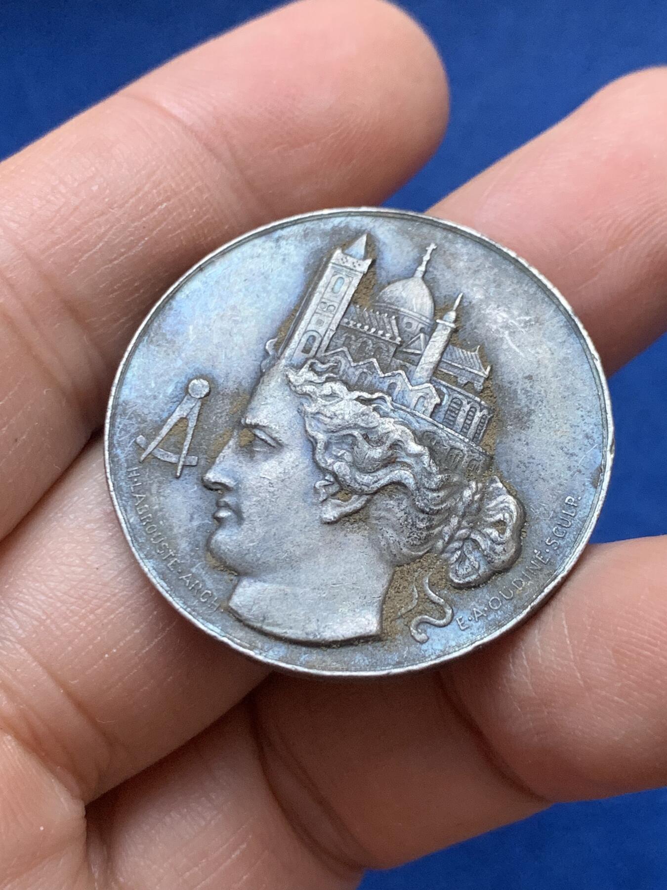 《竞宝斋》第444场 周日，周一，2场连拍 （全场包邮） 1896年法国中央建筑师协会纪念银章 正面头戴城市建筑皇冠的女神 15.15克 33.3mm