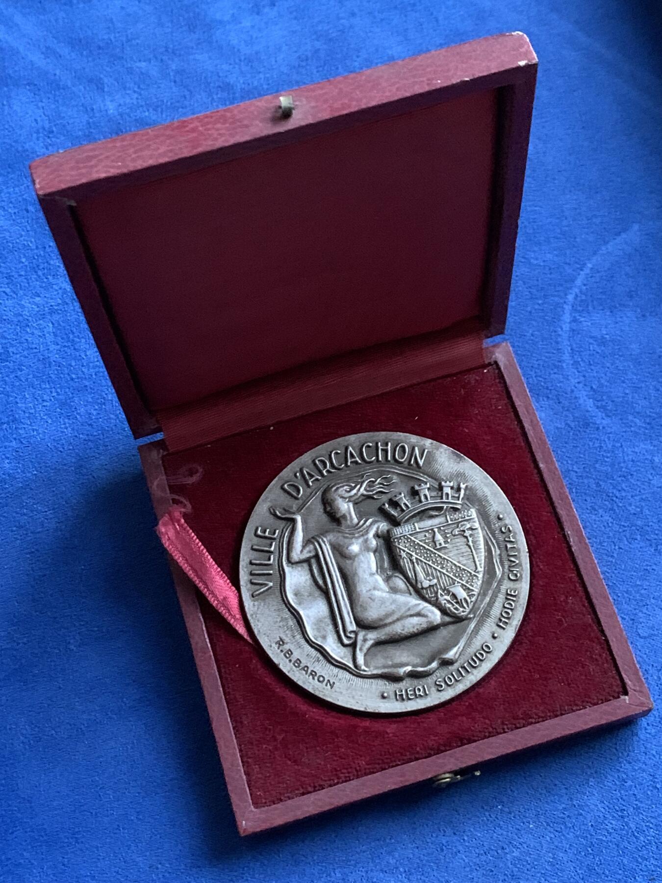 《竞宝斋》第444场 周日，周一，2场连拍 （全场包邮） 法国阿卡雄（比斯开湾地区）城市纪念银章 112.9克 58.6mm 带盒 1968 丰饶角1银标