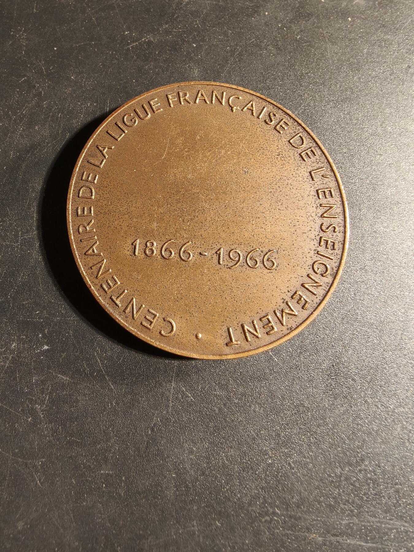 老王徽章第167期 法国教育联盟百年大铜章     正面双人植树     直径54mm.    重量69.3