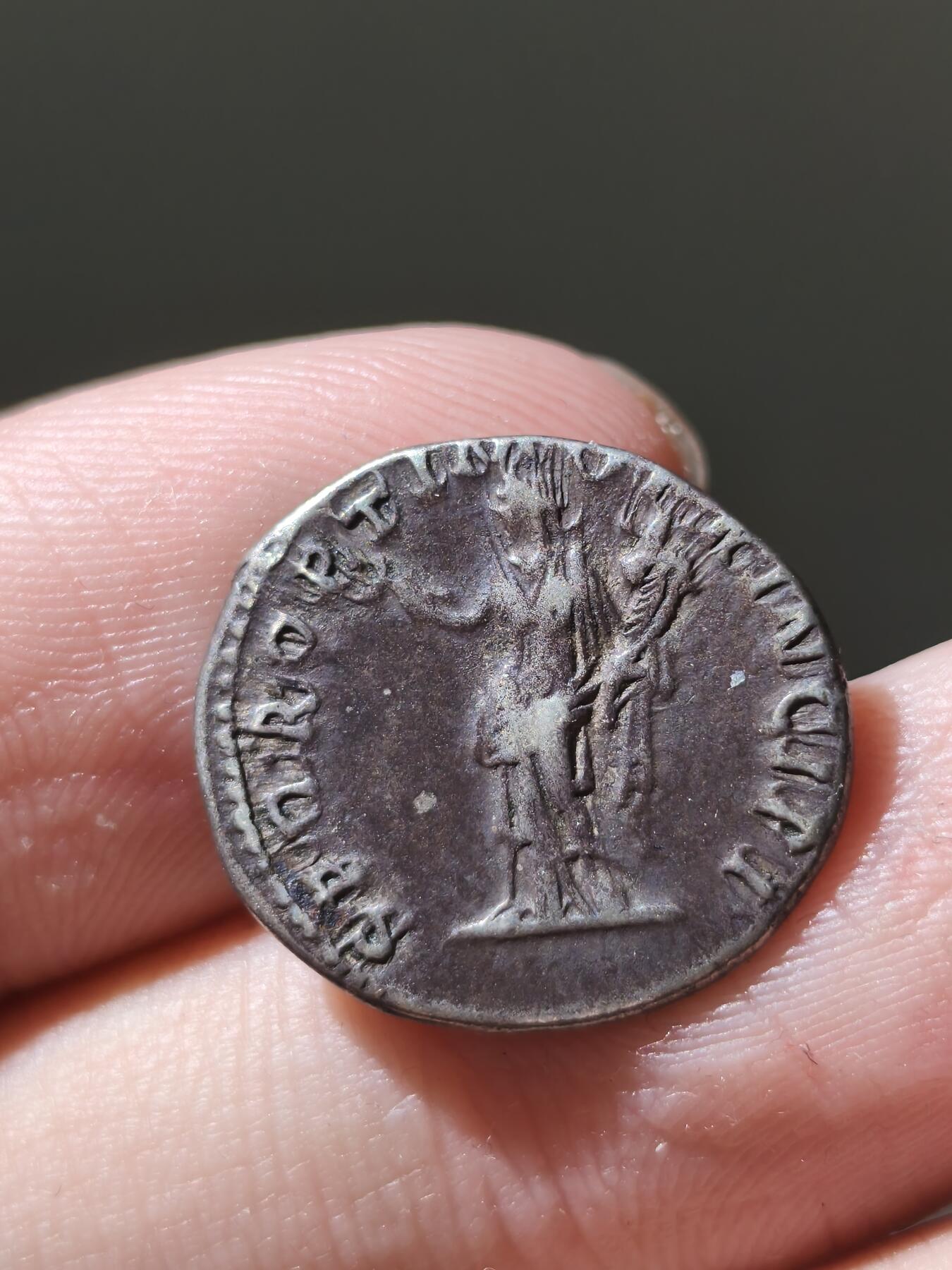 星盘世界钱币十二月六日古典币专场 古罗马帝国 图拉真 狄纳里银币 公元112-114年打制，品相很不错，带有黑色包浆，风格很好