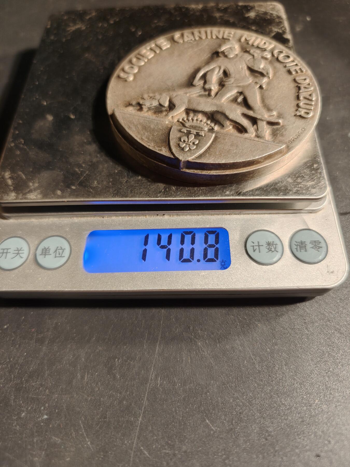 老王徽章第167期 法国蔚蓝海岸犬类协会纪念章     直径68mm.    重量140.8g