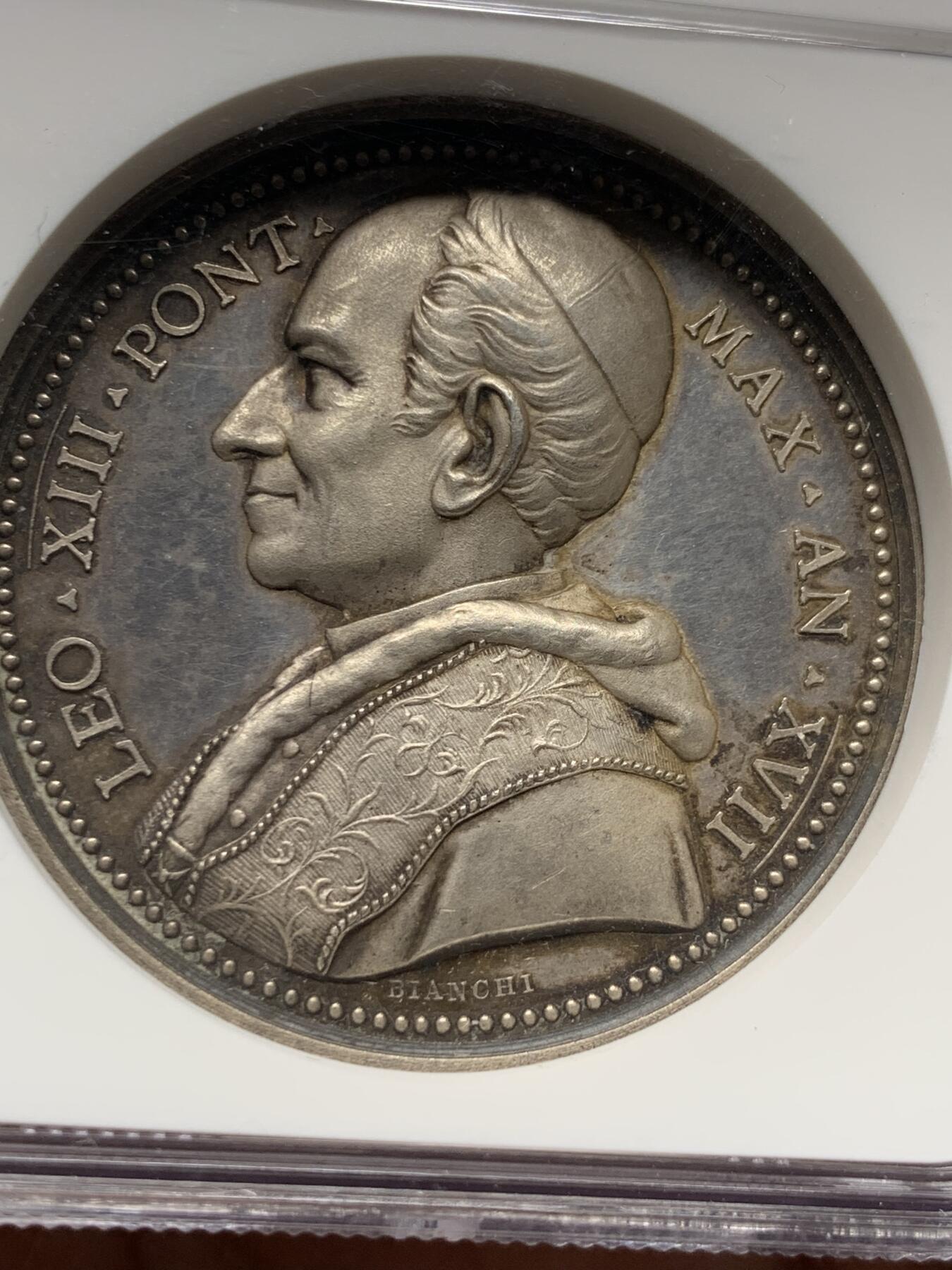 《竞宝斋》第444场 周日，周一，2场连拍 （全场包邮） NGC MS63 高分 1894年梵蒂冈教皇利奥十三世纪念建立印度教区高浮雕精美银章 ，人物栩栩如生，淡彩包浆，细节丝丝入扣，不可多见的珍品。加厚盒