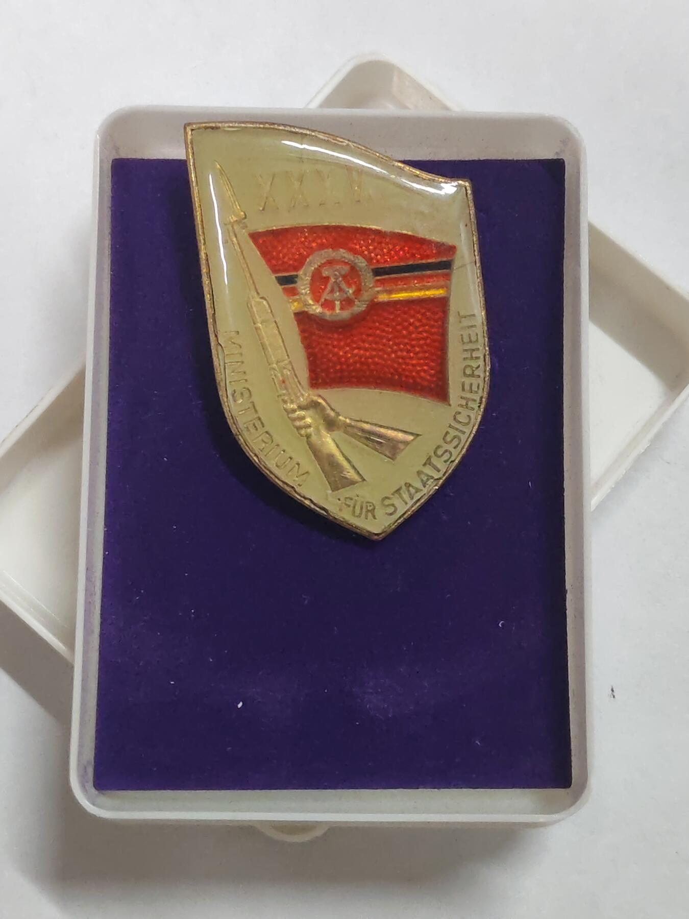 韵星假日拍卖第三十一期 -- Rimey Holidays Auction 31 民主德国斯塔西35周年证章带原盒 无损