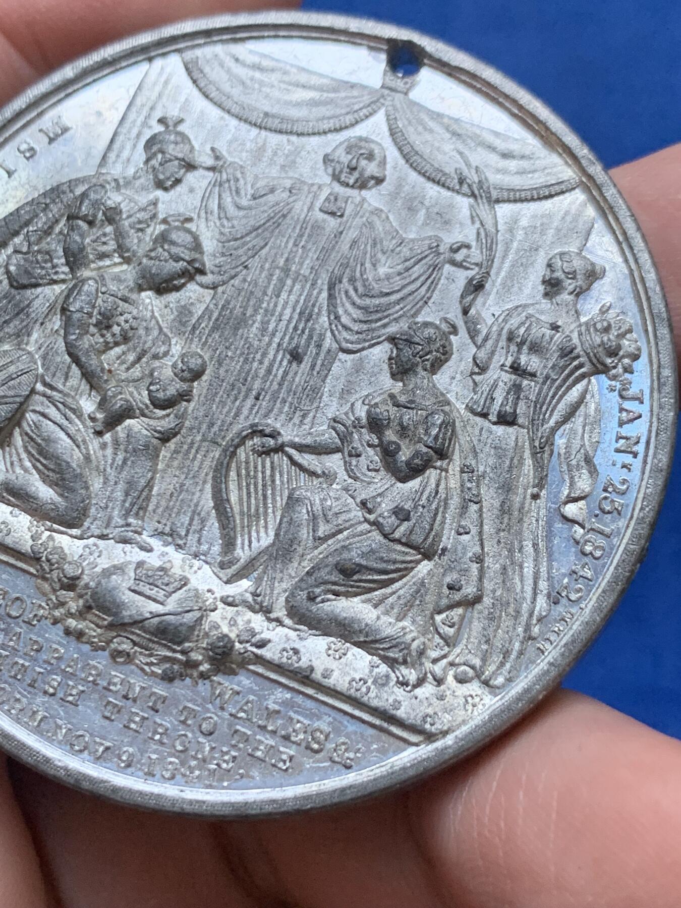 《竞宝斋》第444场 周日，周一，2场连拍 （全场包邮） 英国1841年威尔士王子受洗纪念章，白色金属材质，有打孔，51.7克，53.5mm。