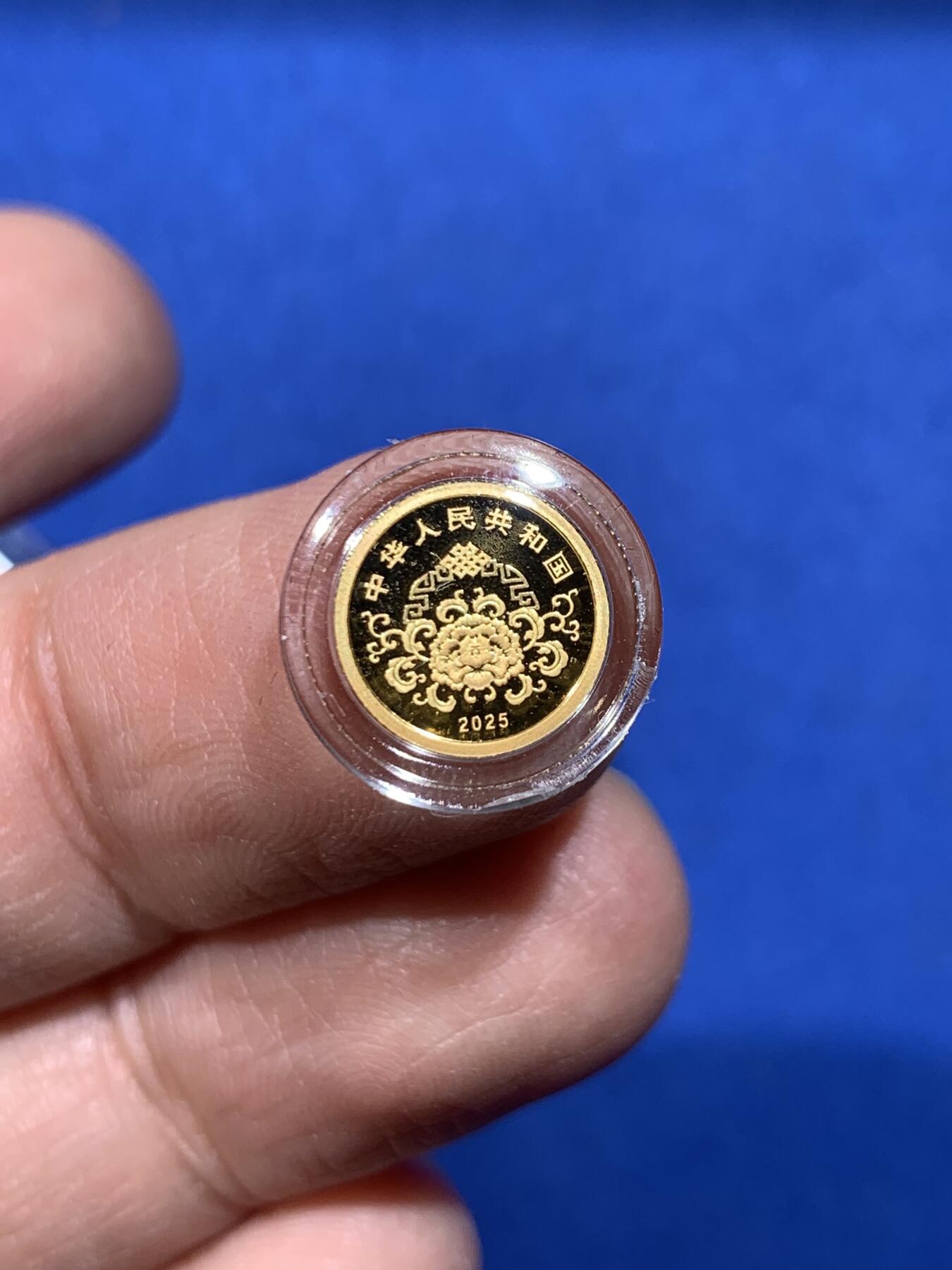 《竞宝斋》第444场 周日，周一，2场连拍 （全场包邮） 2025年贺岁金银币一套 包含一枚1克圆形金币与一枚8克菱形银币，附带原装礼盒与证书