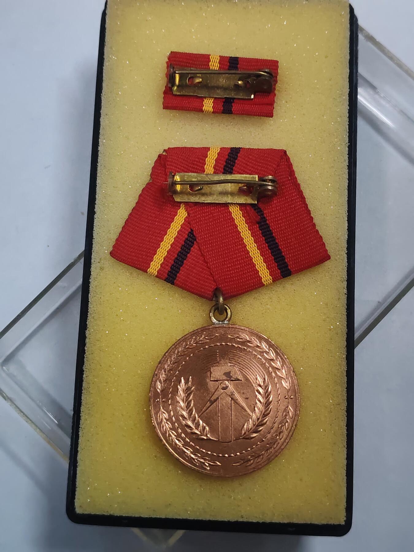 韵星假日拍卖第三十一期 -- Rimey Holidays Auction 31 民主德国铜级工战队功绩奖章带原盒略