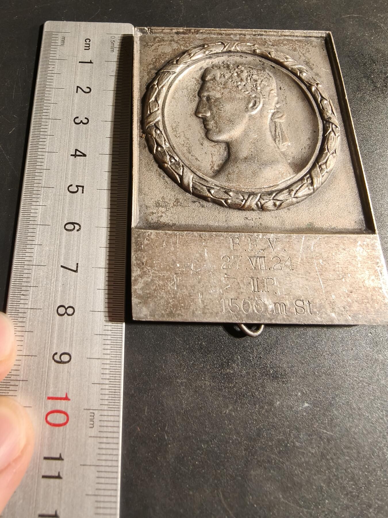 老王徽章第167期 瑞典1500米长跑竞赛方形镀银大铜章    背面的架子可以支起来     尺寸61×82mm.    重量101.7g