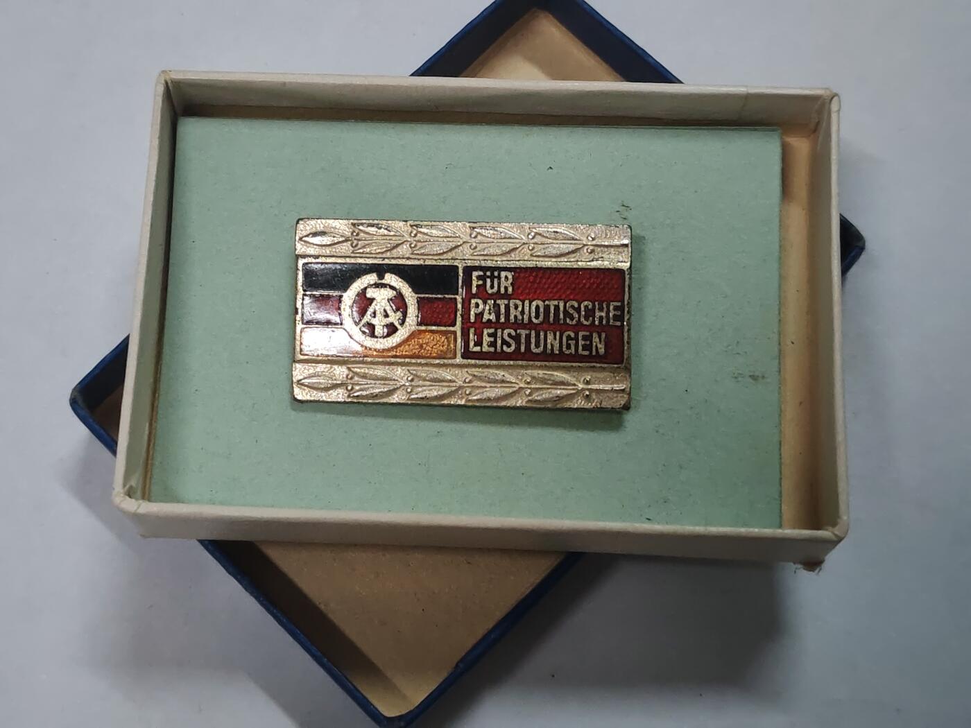 韵星假日拍卖第三十一期 -- Rimey Holidays Auction 31 民主德国银级全国民族阵线徽章 带原盒