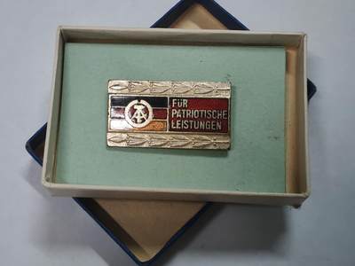 韵星假日拍卖第三十一期 -- Rimey Holidays Auction 31 - 民主德国银级全国民族阵线徽章 带原盒