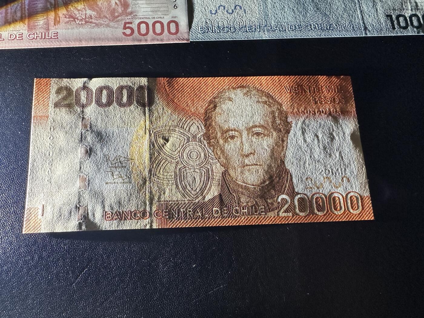 《外钞收藏家》第五百九十期（欧洲强钞、港币、硬通货及丰富裸币大拍场）（本平台长期征集拍品、欢迎藏友们联系合作） 智利1000-1万比索 五张一起 全新UNC 全部是靓号 （2万背面有压印 正面不明显）