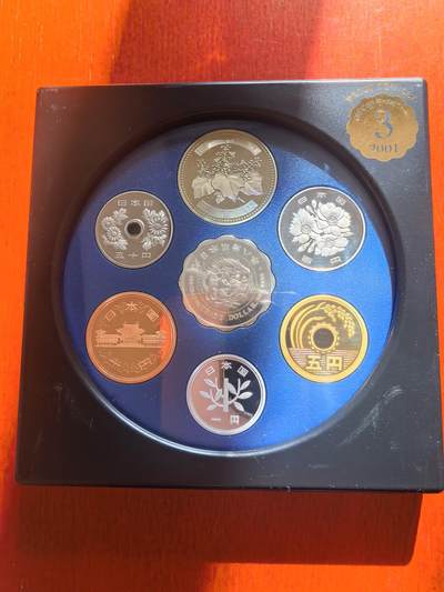 长老汇蛇年精选第七十八场拍卖 - 2001日本老钱币系列之三6枚精制币套装小方盒，含银质梅花形银章1枚，单面镀金