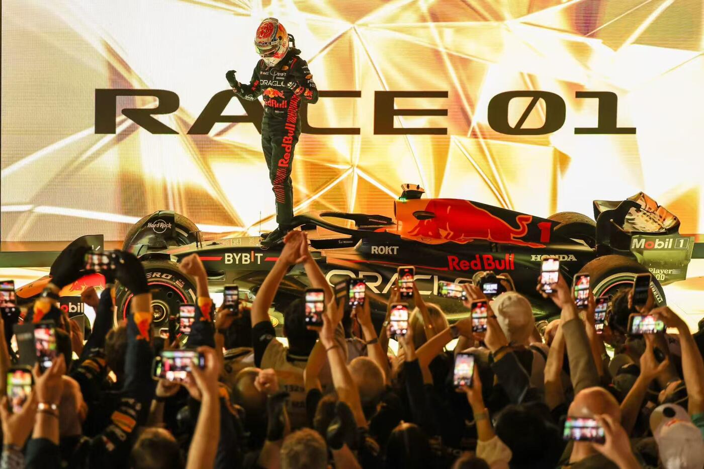 零元拍：马克斯-维斯塔潘亲签1:43红牛RB18冠军F1赛车合金模型