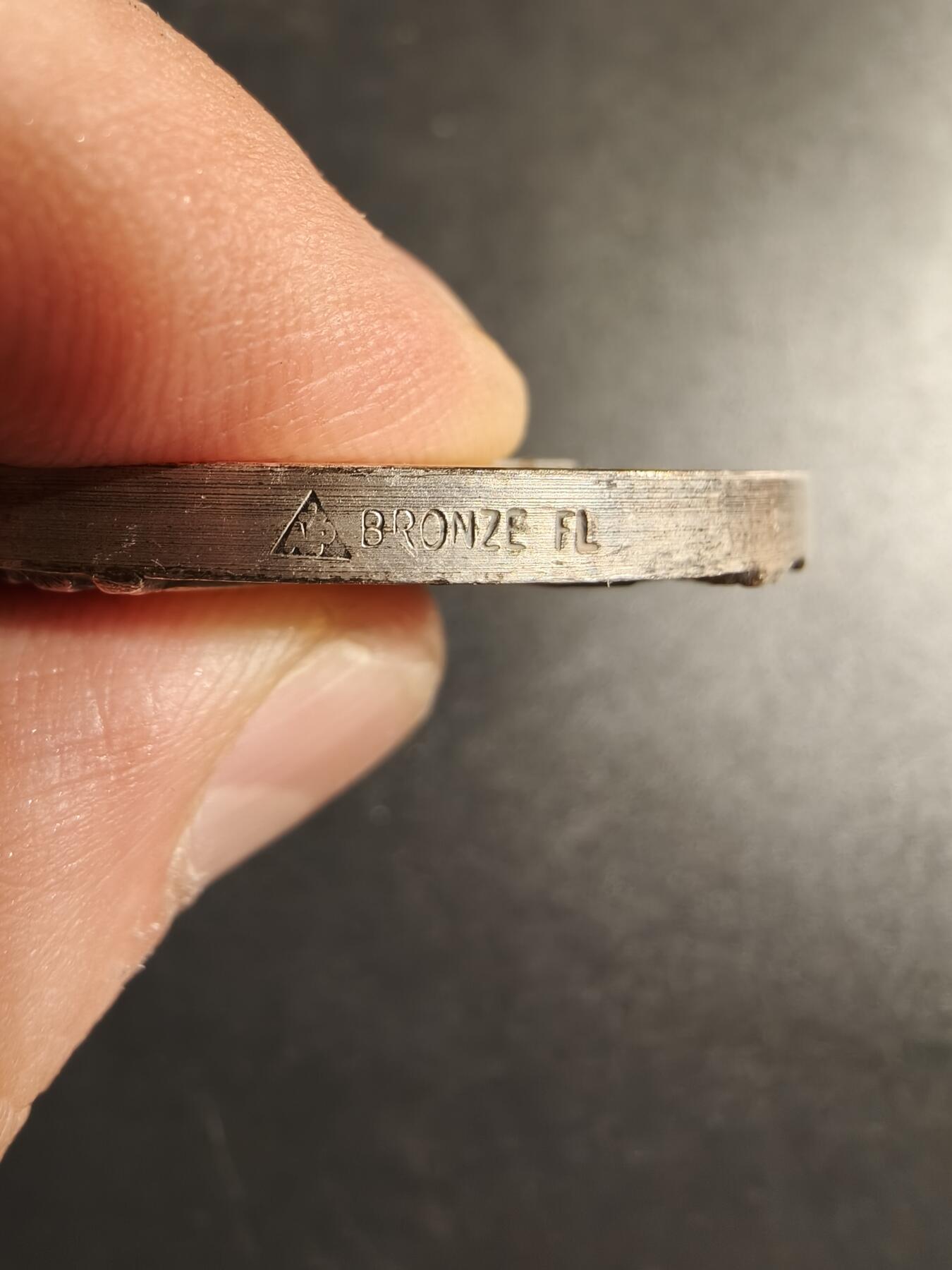 老王徽章第167期 法国法国圣西尔苏卢瓦尔市镀银大铜章      直径51mm.    重量72.1g