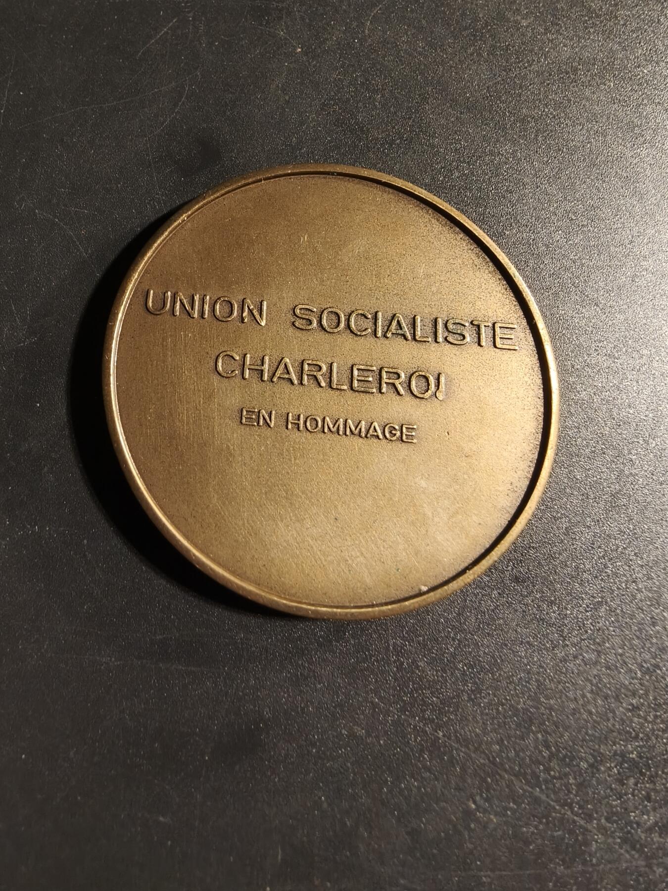 老王徽章第167期 沙勒罗瓦社会主义联盟纪念章     直径50mm.    重量47.6g