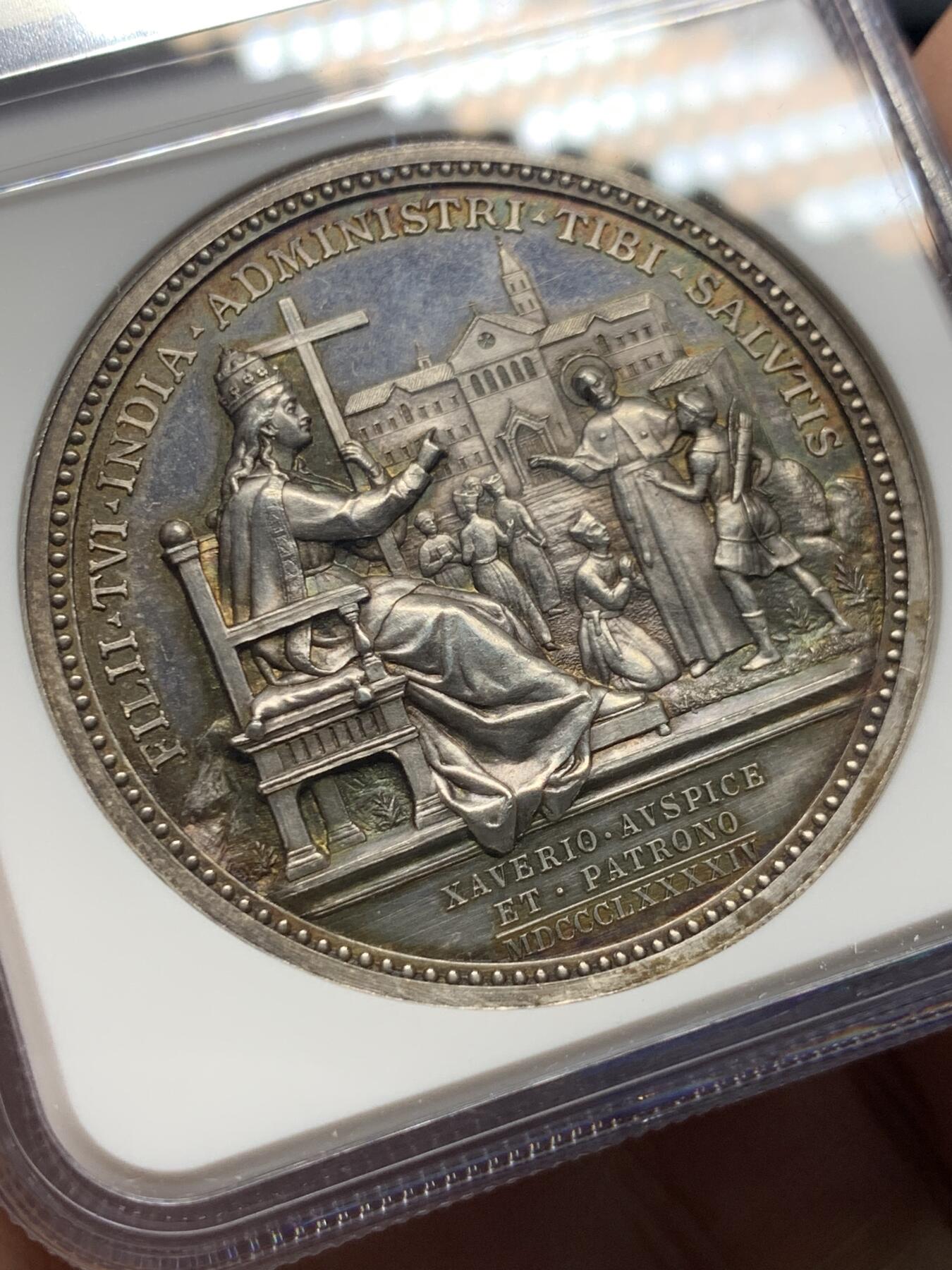 《竞宝斋》第444场 周日，周一，2场连拍 （全场包邮） NGC MS63 高分 1894年梵蒂冈教皇利奥十三世纪念建立印度教区高浮雕精美银章 ，人物栩栩如生，淡彩包浆，细节丝丝入扣，不可多见的珍品。加厚盒