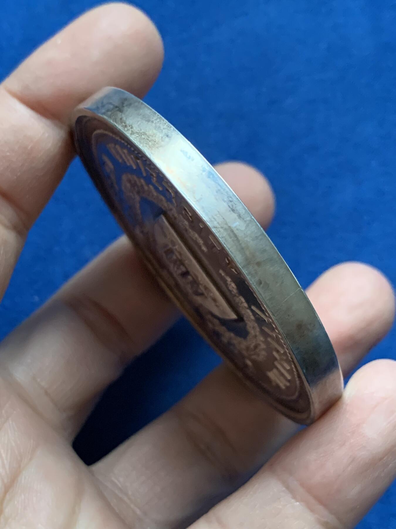 《竞宝斋》第444场 周日，周一，2场连拍 （全场包邮） 英国牛津大学运动俱乐部1909年大型银制奖章，带原盒，60.1mm，重108.2克。颁发给一英里田径比赛的第一名R.D.C.LARKE。用时4分钟35.6秒