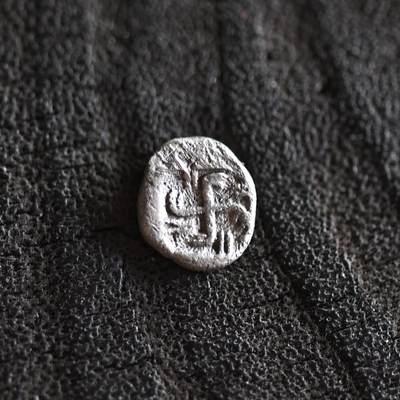 【良泉】【2025年最后一场】12月18日晚19.30点开拍！188组【直播场】西方古代钱币、丝路杂项、印章！ - 【少见】公元前5-4世纪【古希腊】阿波罗尼亚，船锚/卍螺旋，半奥波银币，0.42克