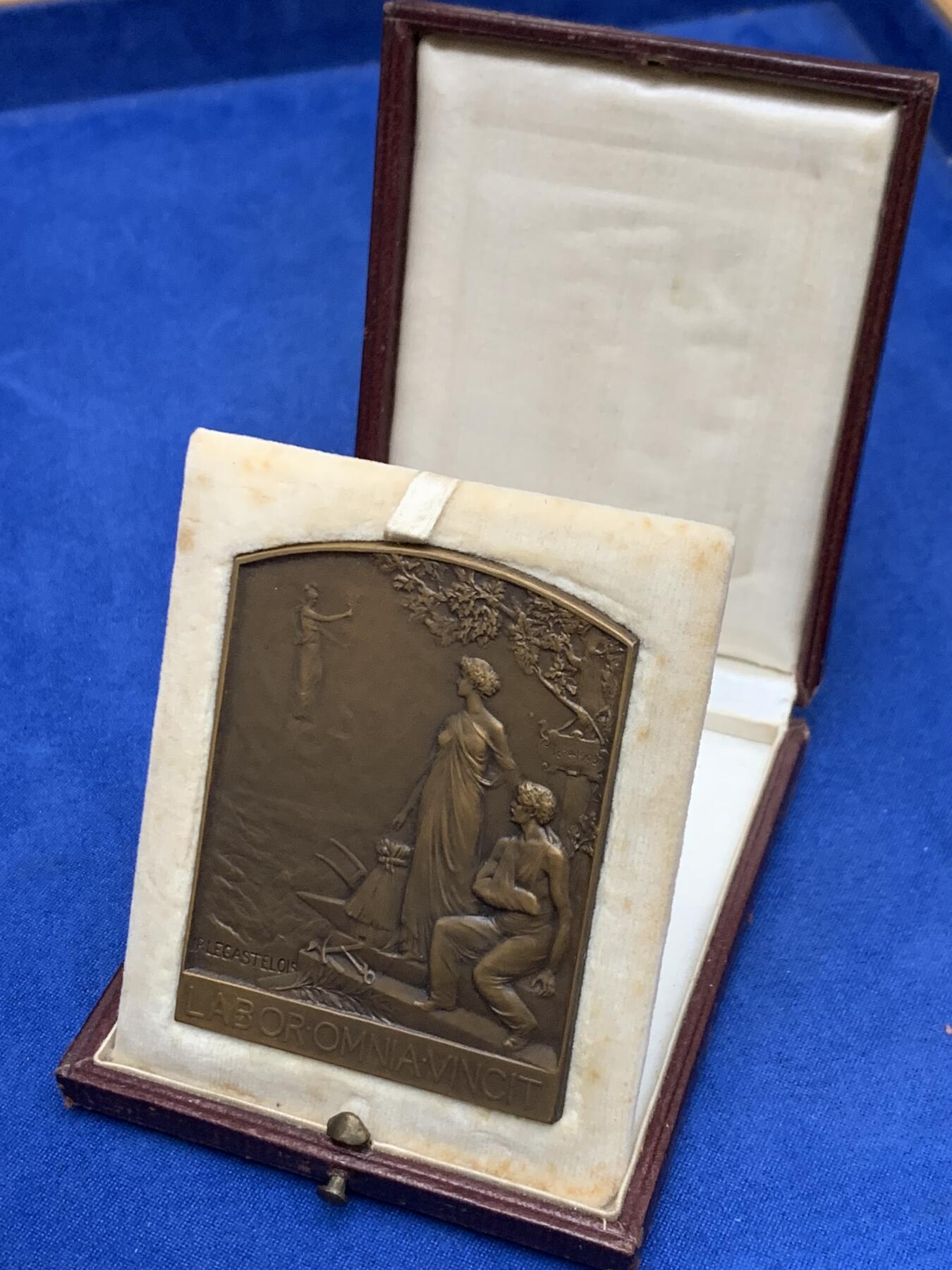 《竞宝斋》第444场 周日，周一，2场连拍 （全场包邮） 可展示 1903年瑞士苏黎世金融银行法国分支机构成立25周年纪念铜章 63.2克 50*64.5mm 丰饶角铜标 带原盒