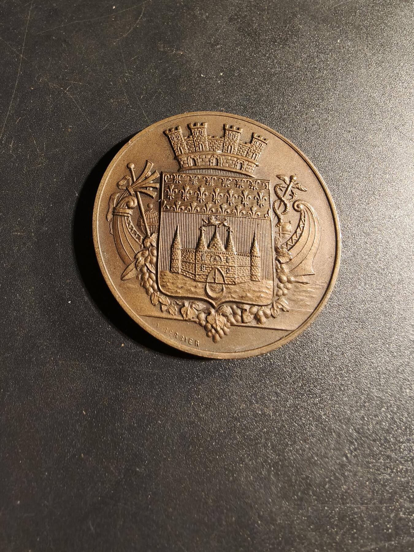 老王徽章第167期 法国波尔多市大铜章     直径41mm.    重量40g