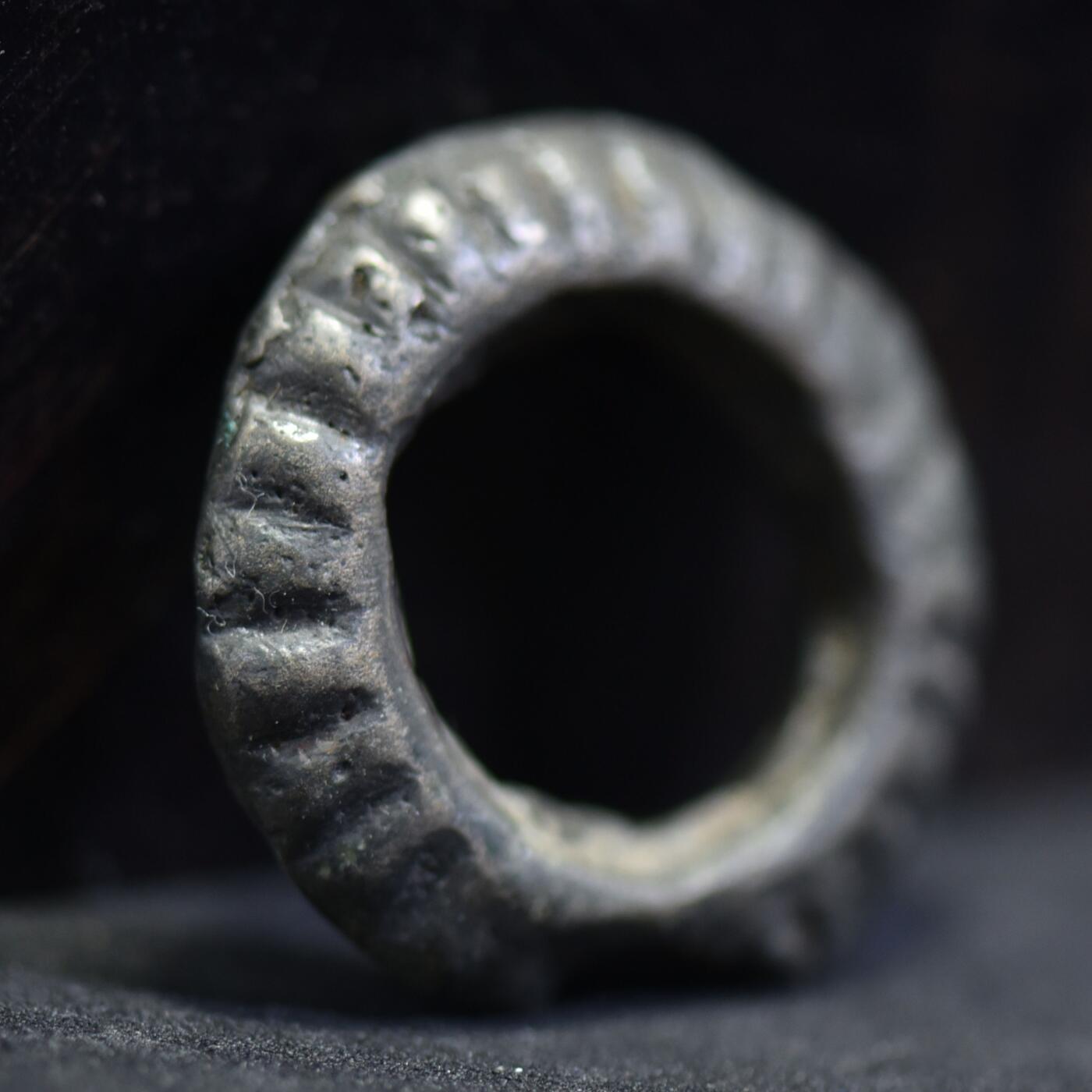 【良泉】【2025年最后一场】12月18日晚19.30点开拍！188组【直播场】西方古代钱币、丝路杂项、印章！ 【厚重】18.28克，公元7-9世纪【丝绸之路】西域粟特七河（环形钱？）铜环