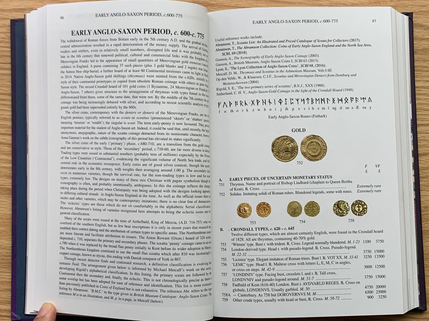 《竞宝斋》第444场 周日，周一，2场连拍 （全场包邮） 2025最新版英国钱币标准目录，完整收录英国从打制币到10进制前的钱币，英系藏家必备，PCGS和NGC官方参考目录，约1.15公斤。