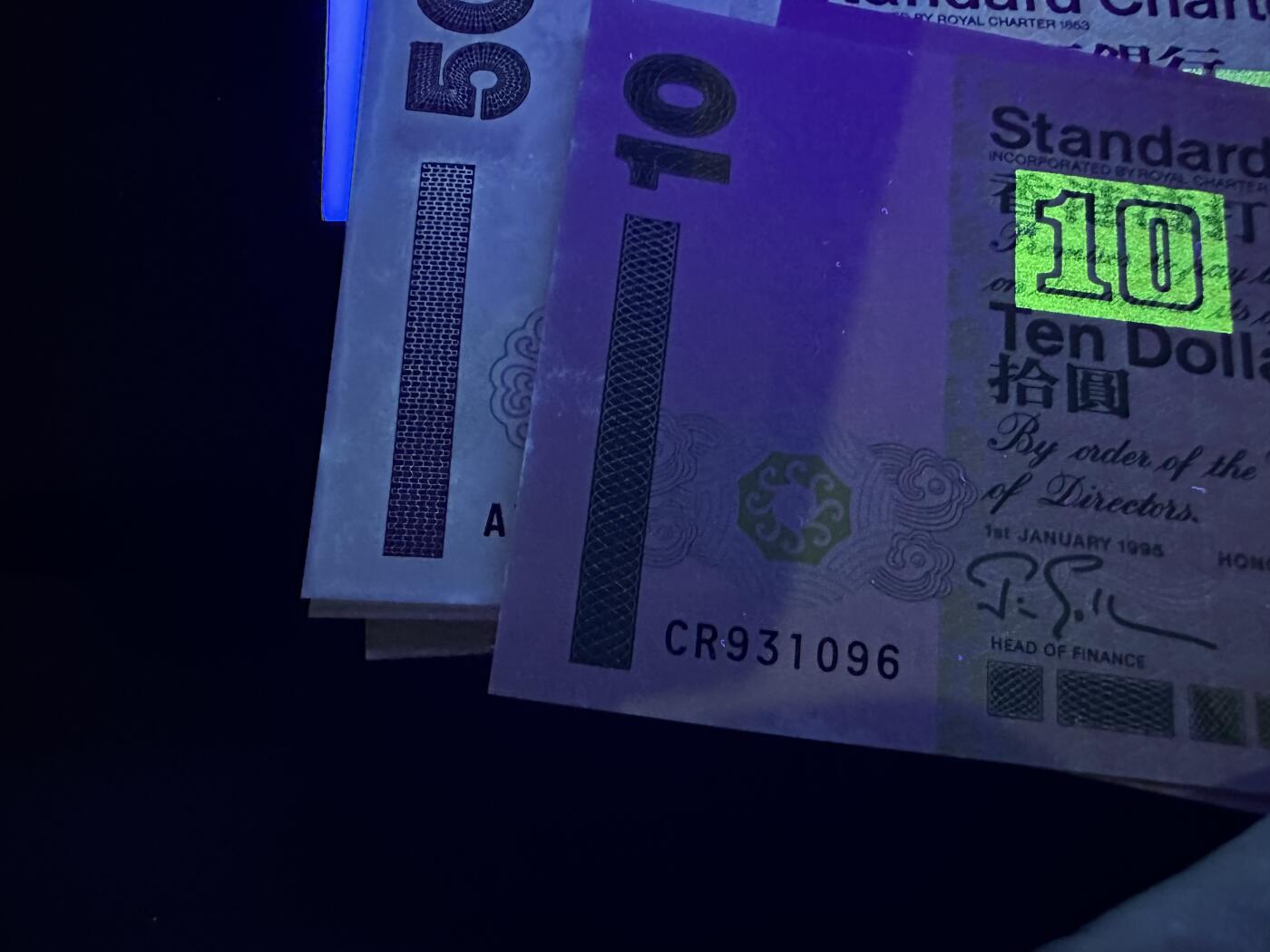 《外钞收藏家》第五百九十期（欧洲强钞、港币、硬通货及丰富裸币大拍场）（本平台长期征集拍品、欢迎藏友们联系合作） 港币3套 12张一起 汇丰银行1张有压痕一个有折 一个有轻微潮点 / 渣打全新 但有四张轻微潮点