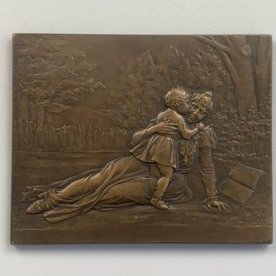 掌中浮雕-藏着的欧洲第044场 - 法国章牌之友协会（SAMF）第23号作品《少年儿童 Les jeunes Enfants》，53×65mm，夏尔·皮耶（Charles Pillet，1869-1960）作品， 1904年发行(铜章133枚)