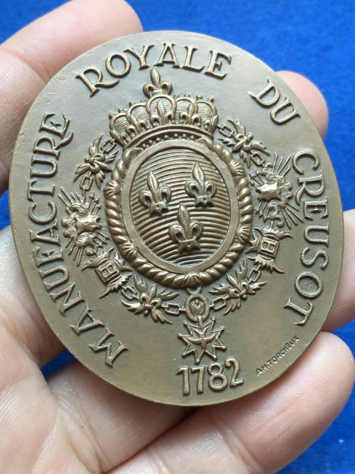 《竞宝斋》第444场 周日，周一，2场连拍 （全场包邮） 法国克勒佐皇家军工厂纪念椭圆形大铜章，正面大皇冠加国花香根鸢尾花，带设计大师阿莫托斯内签名，极美品，尺寸62.2mm*53mm，重量98.3g，丰饶角铜标。