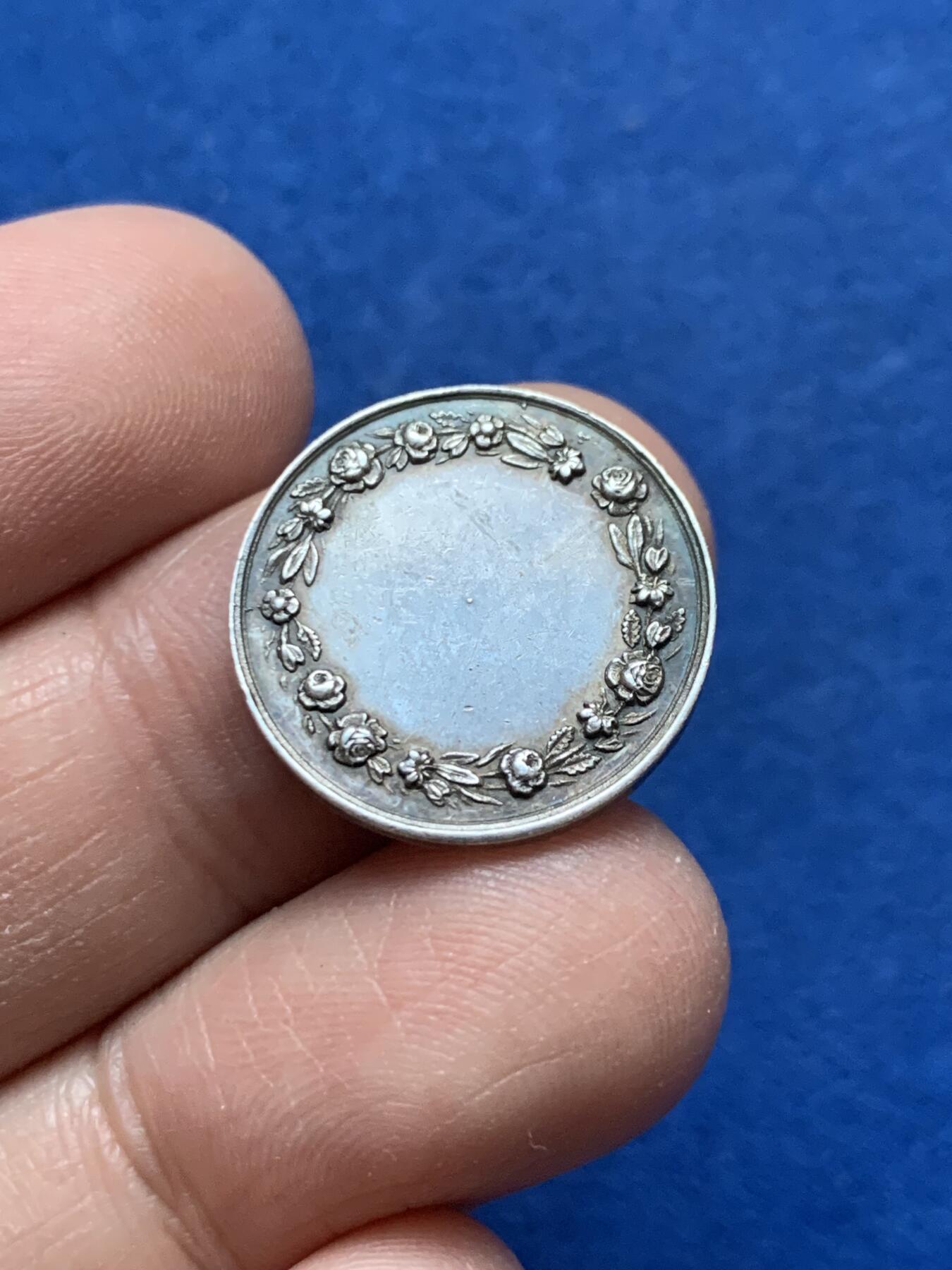 《竞宝斋》第444场 周日，周一，2场连拍 （全场包邮） 法国婚姻纪念银章 背面未刻字 手指铭银标 20mm 3.45g