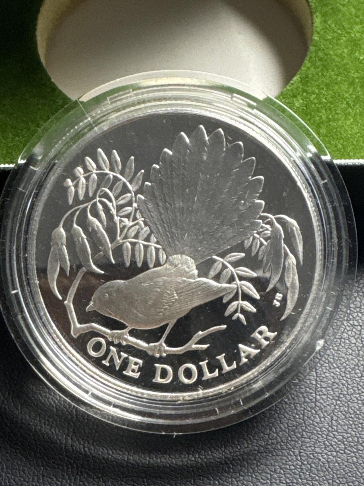 ❤️【币观天下】❤️ 第333期钱币拍卖- 2025.12.5周五晚上6点半场-长期征集拍品 新西兰1980年天堂扇尾鸟1盎司精制纪念银币带盒子小圆盒碎裂